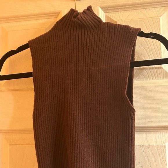 Zara Tops - Zara mock neck sleeveless cropped sweater.
